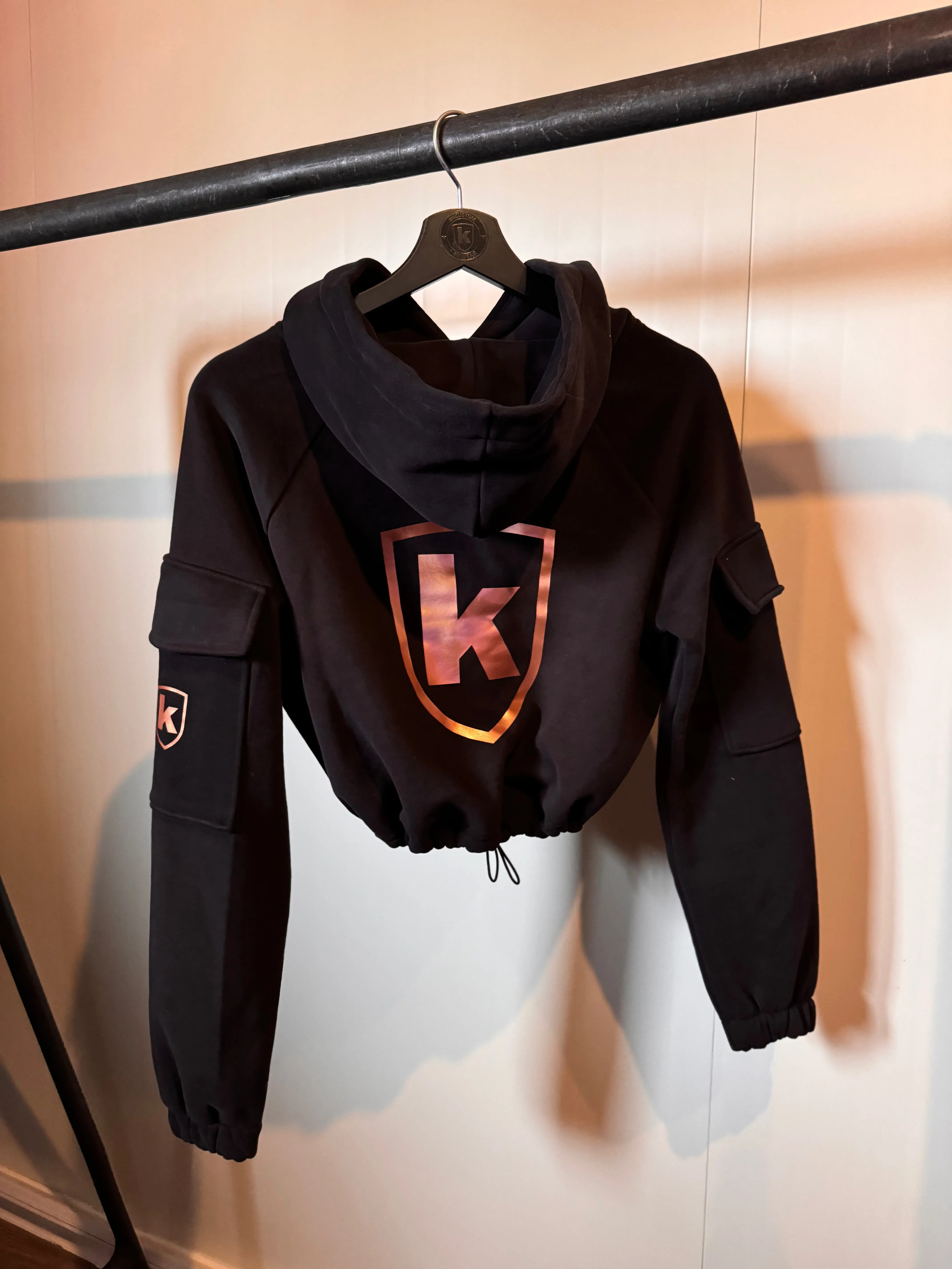 K-CUSTOM PREMIUM OVERSIZE CROP - Kapuzenpullover - black mit Roségold Glanz